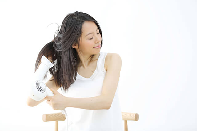 「洗い流さないタイプ」のトリートメントを使う