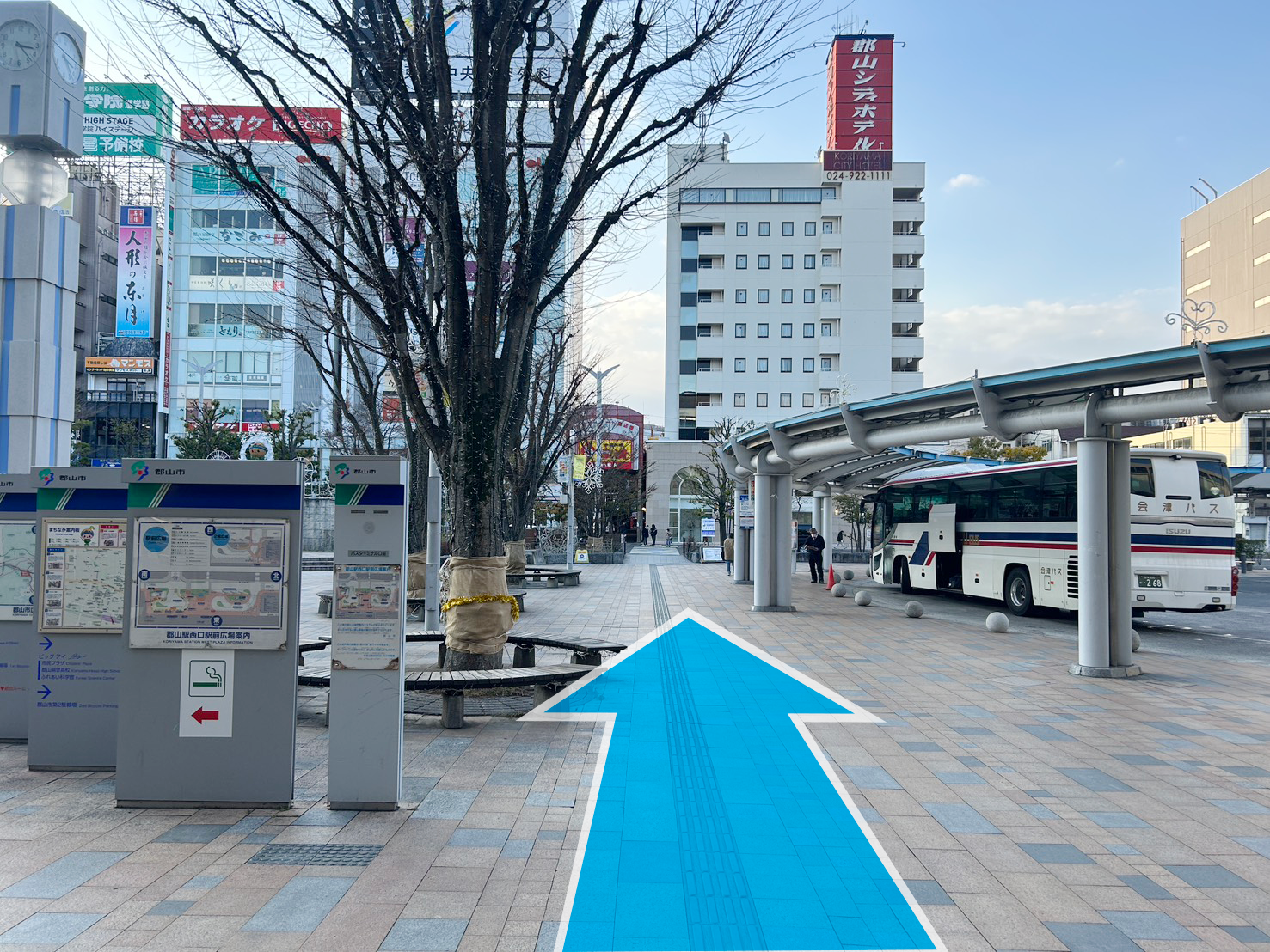 郡山駅西口広場前を直進し、大通りに出ます。