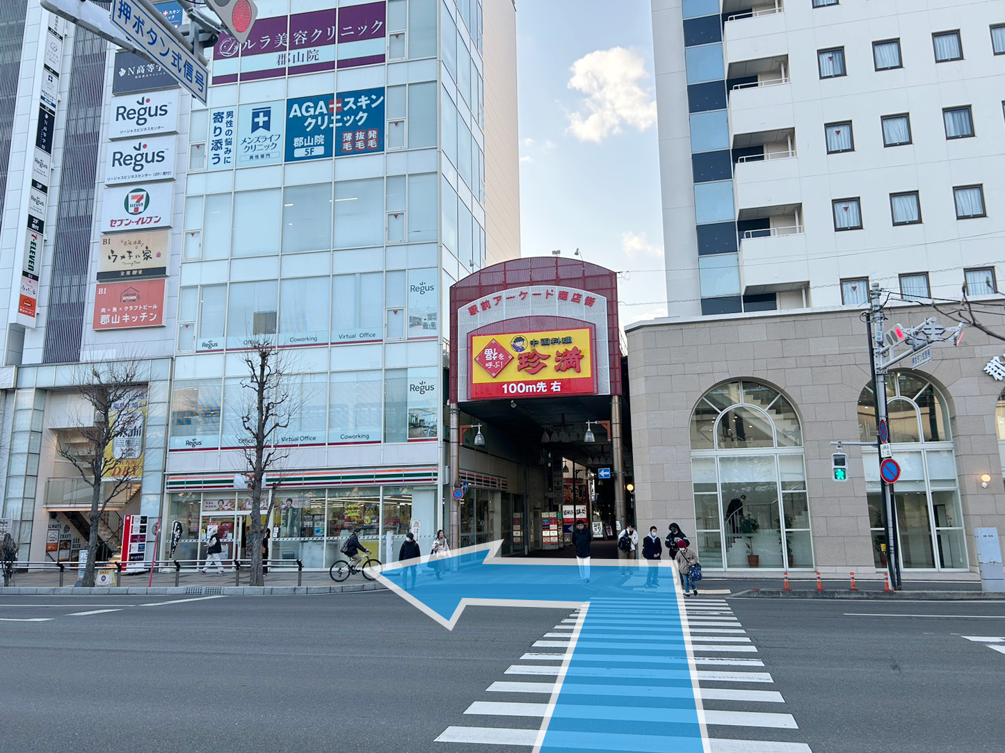 左手にAGAスキンクリニックの看板が見えるので、大通りに出て横断歩道を渡ります。