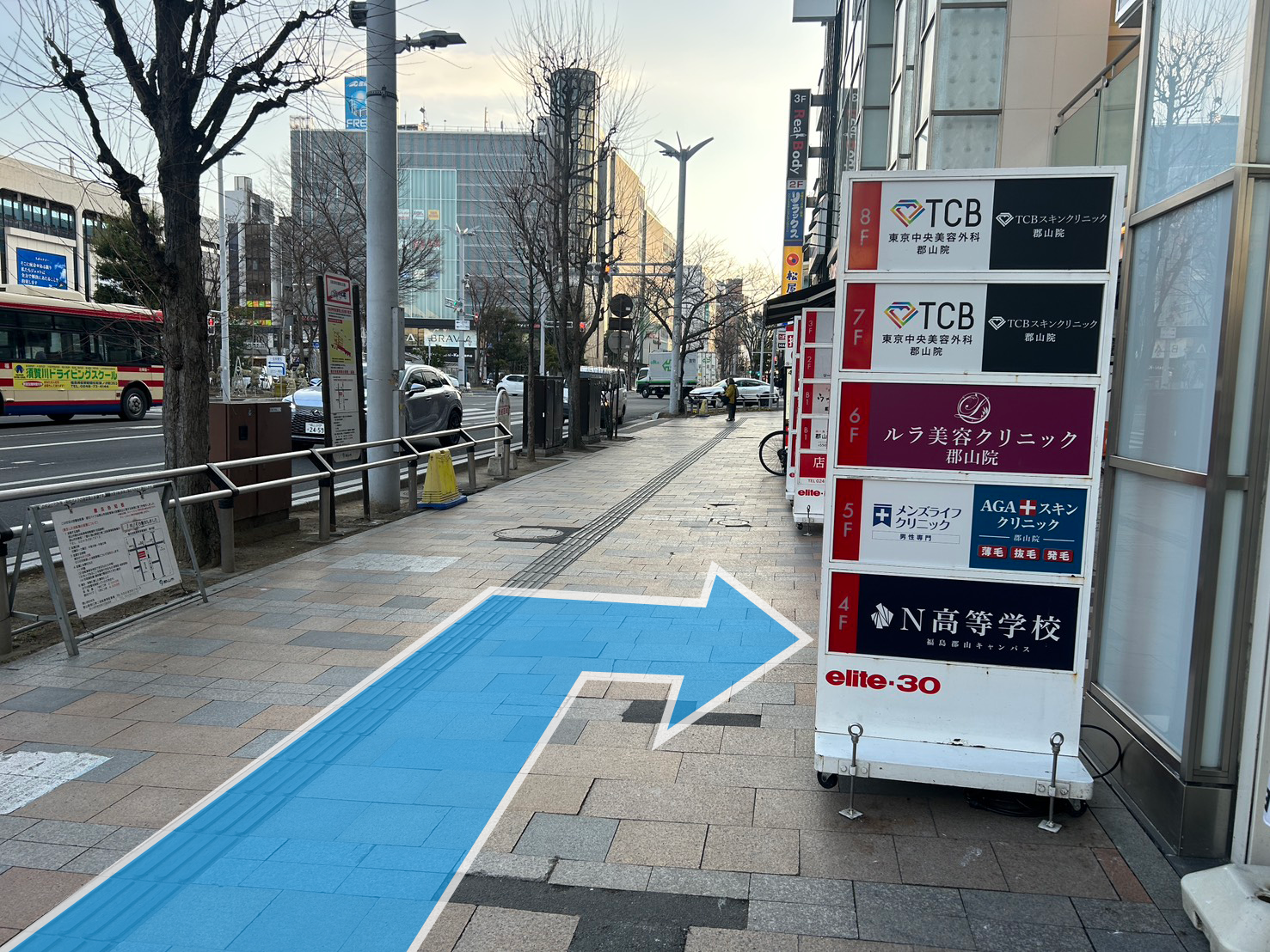 セブンイレブン前を通過すると看板が見えます。