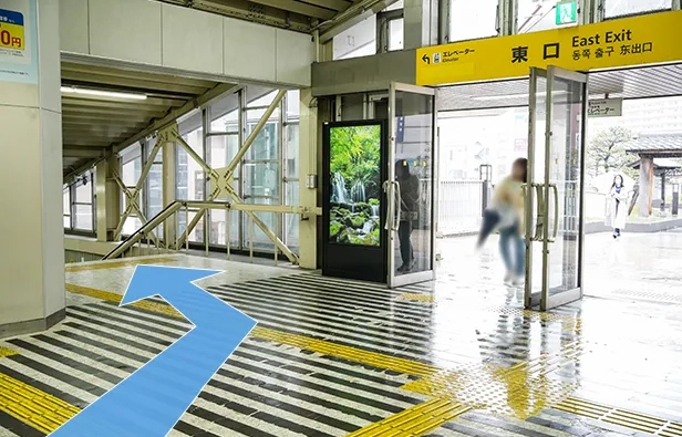 JR「草津駅」東口（北側）へ向かい、左手の階段を降ります。