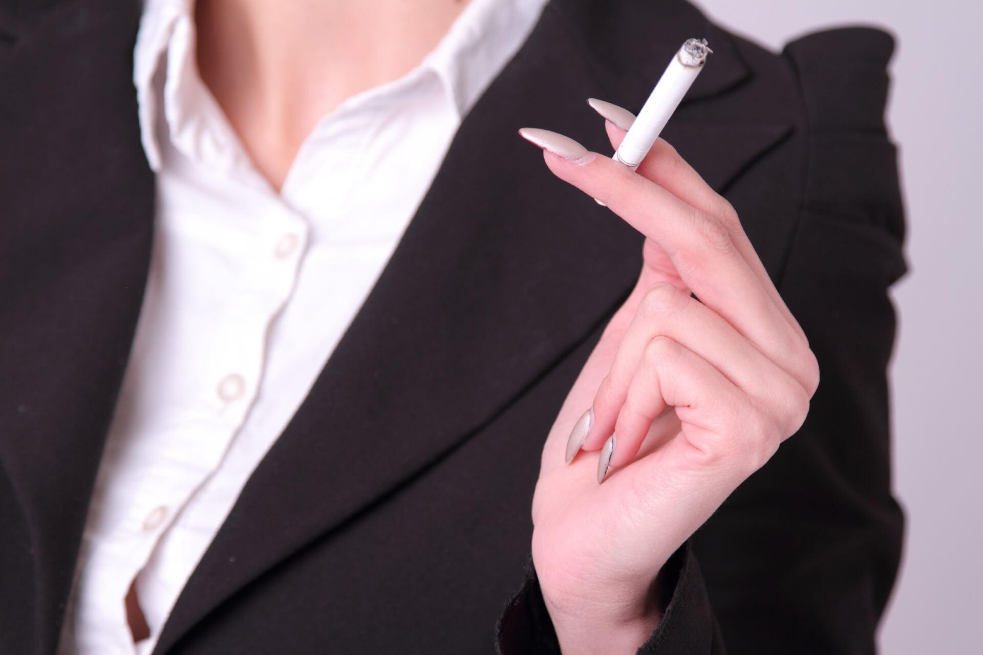 習慣だからと続けている「喫煙」も原因に!?
