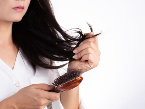 【医師監修】女性の髪の毛の一日に抜ける本数