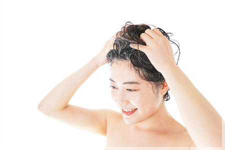 髪の正しい洗い方。頭皮を守るシャンプーの方法