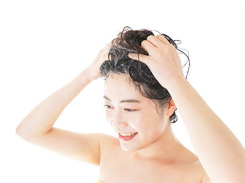【医師監修】髪の正しい洗い方。頭皮を守るシャンプーの方法