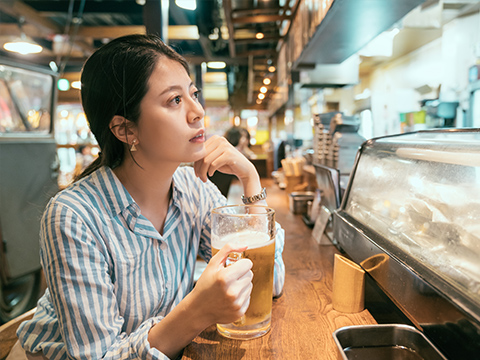 アルコールと薄毛の関係性について、毎日飲酒すると抜け毛が増える？