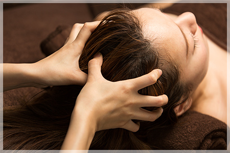 女性の薄毛・抜け毛対策 - 原因やヘアケア法を解説