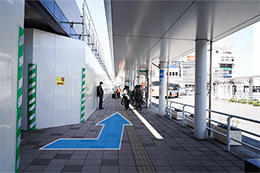 「青森駅」東口を出て左折します。