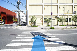直進し、タクシー乗り場を通り過ぎ、横断歩道を渡ります。