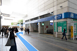 千葉都市モノレール「千葉駅」があります。そこを左折し、突き当りを右折し、道なりに進みます。