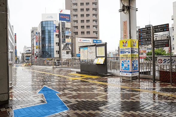 「藤沢駅」南口を出て左折後、階段を降ります。