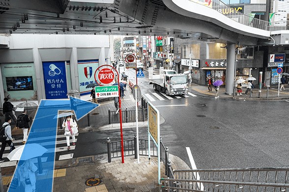 階段を降りたら横断歩道を渡り、右折します。