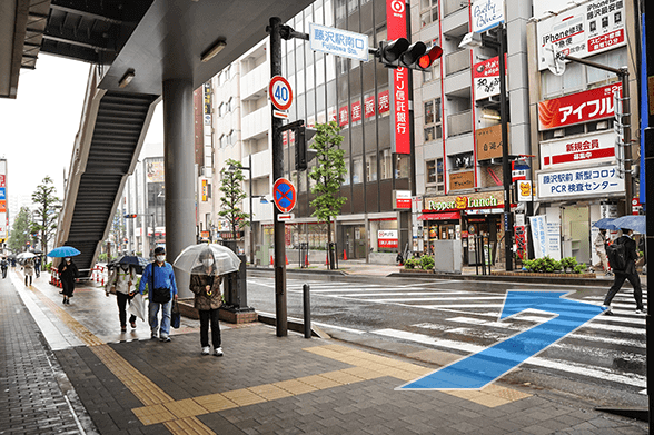 2つ目の横断歩道を渡り、左折します。