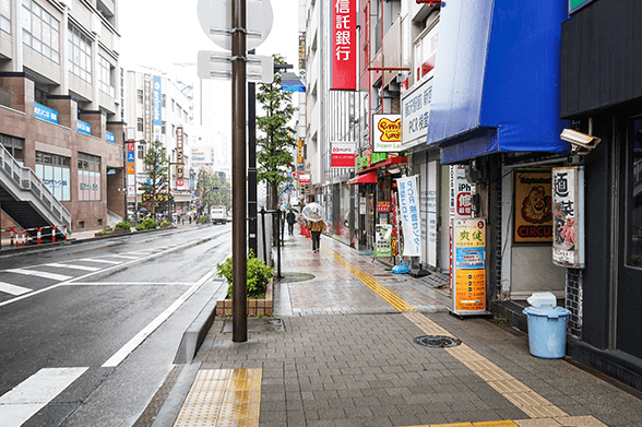 道なりに進み、1つ目の信号を右折します。
