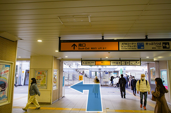 JR「船橋駅」の南口を出て左折します。