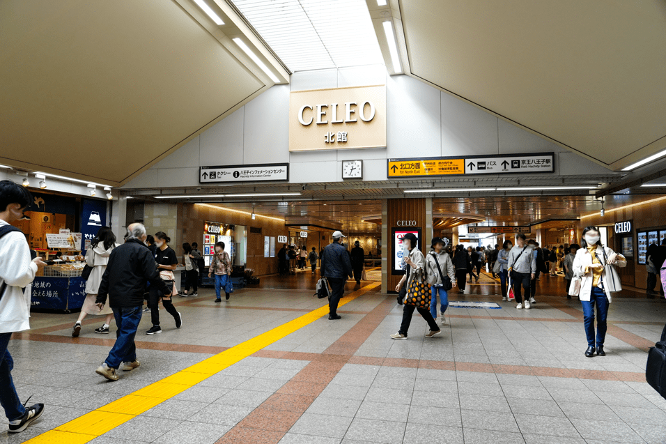 JR「八王子駅」の改札を出て、1階に降りずに北口方面へ向かいます。
