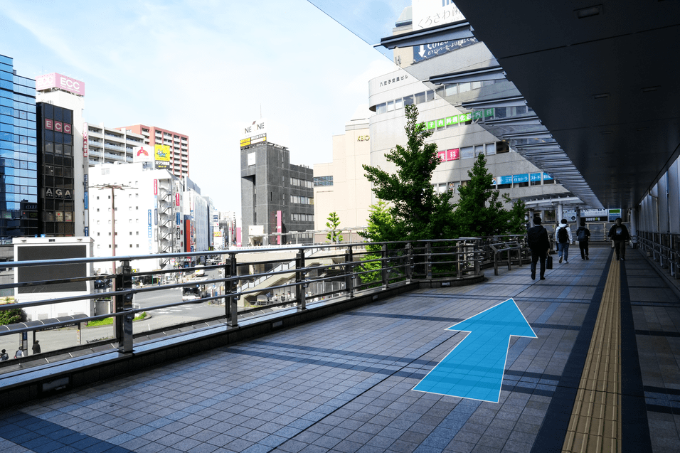 北口を出て右折し、道なりに進んで階段を降ります。
