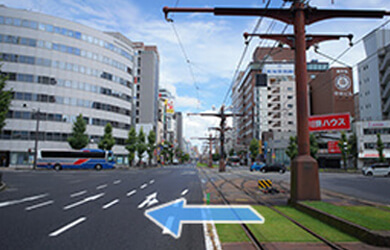 鹿児島市電「高見馬場駅」を下車し、左折して信号を渡ります。