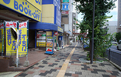 直進すると、ローソンが入ったビルがあります。その3Fが当院です。