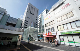 川崎駅前交番の目の前、餃子の王将の隣にあるビルの8Fに当院があります。
JR川崎駅西口の連絡通路からもお越しいただけます。