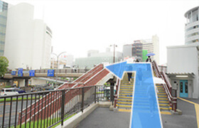 歩道橋を渡り、阪急百貨店方面へ進みます。