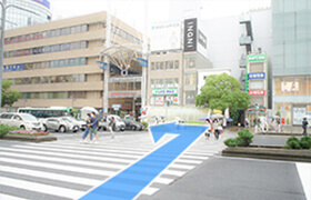 道なりに進み、最初の信号でフラワーロードを渡り、左折します。