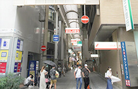 直進し、三井住友銀行が1Fにあるビルを通り過ぎ、三宮本通商店街へ入ります。
すぐ右手にビルの入り口があります。
そちらから5Fへ上がっていただくとAGAスキンクリニック 神戸院です。