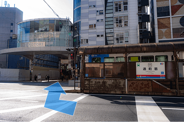 熊本市電「通町筋駅」を降りて下通アーケードへ向かいます。