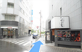 右手に三井住友銀行と大和証券があり、その間の道を進みます。