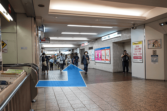 小田急線「町田駅」南改札を出て、左折します。