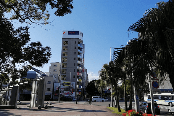 交差点を直進してすぐの2Fにレオパレスが入っているビルの10Fに当院があります。
鹿児島銀行の2軒隣にあるビルです。