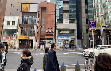 広小路通に突きあたったら、右に曲がります
約２０m程進むと、右手に店舗入居のビルが見えます