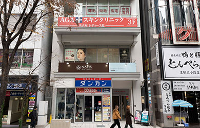 NEW AG TOWERⅠビル（1階に紳士服店入居）、3階が当院となります