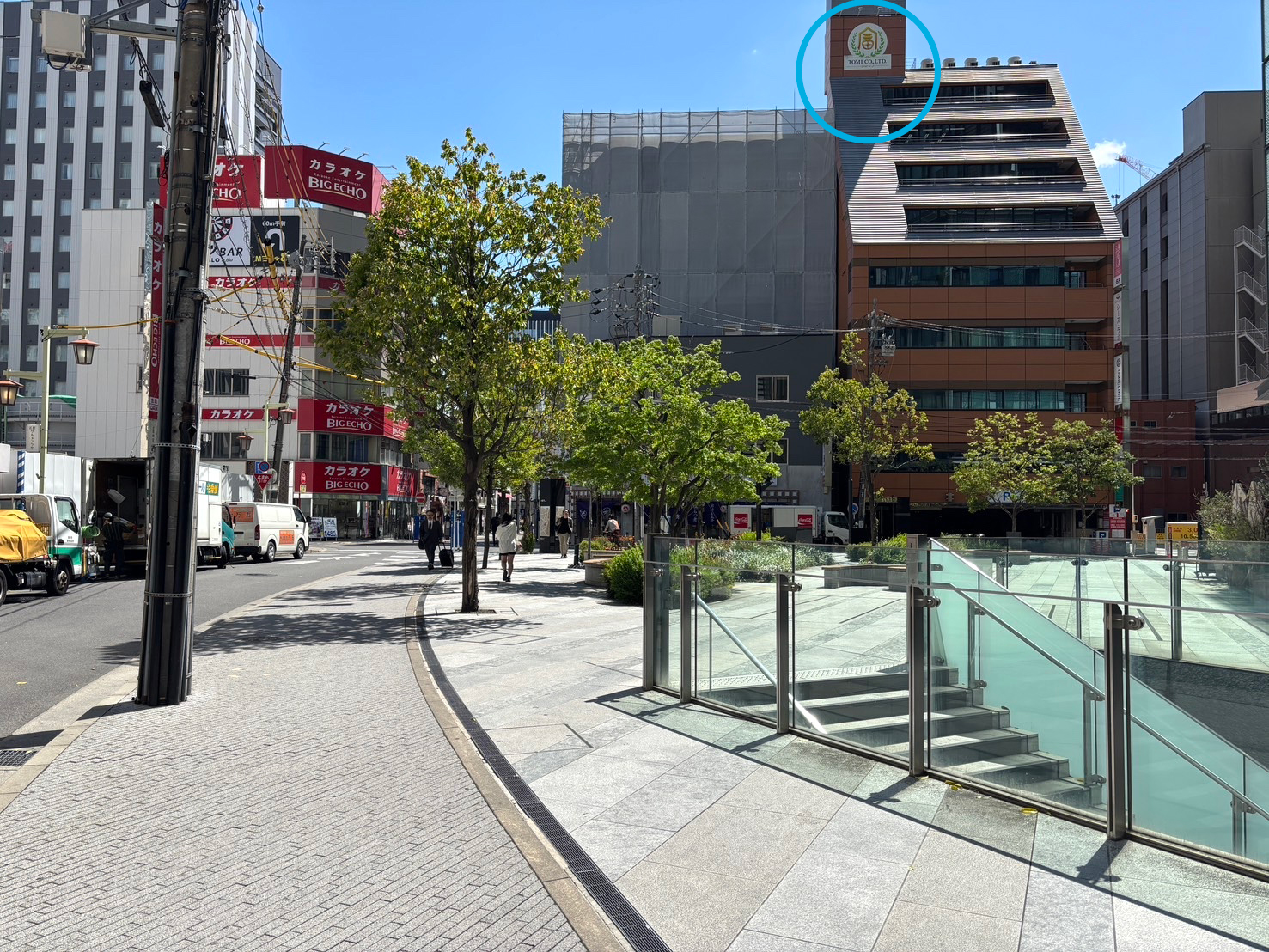 右手に茶色い建物のTOMIビルが見えます