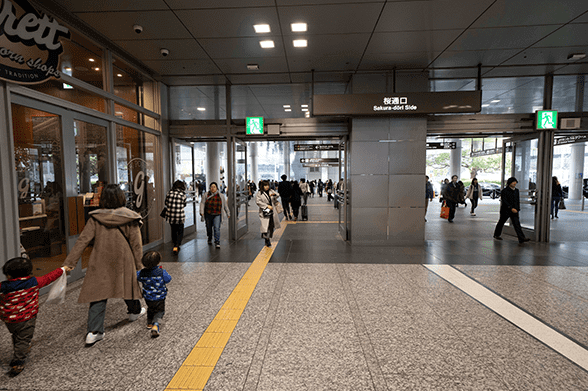 桜通口を出て道なりに進みます。