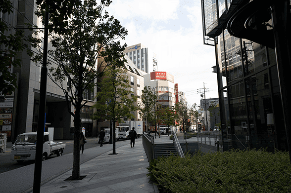 道なりに進むと正面にカラオケ店、右手に広場が見えてきます。