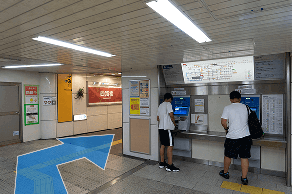 各線「なんば駅」・「大阪難波駅」から13番出口へ向かいます。