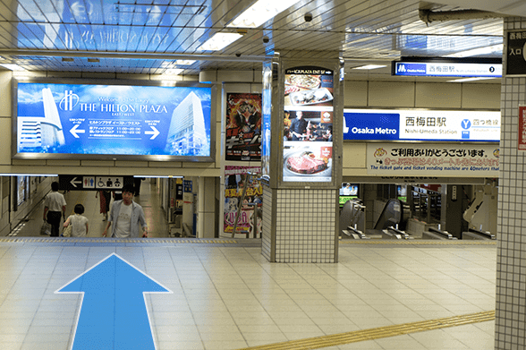 案内どおり進むと西梅田駅が見えてきます。
西梅田駅を通り過ぎます。