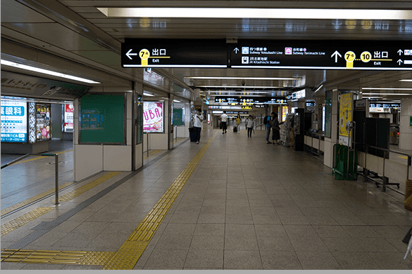 直進し、7A出口のサイン看板を左折します。
（西梅田駅の南改札を出てすぐとなります。）