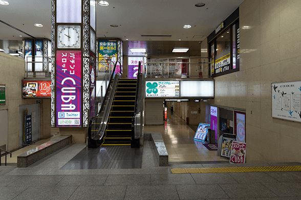 左折したところのビルが大阪駅前第1ビルです。
階段かエスカレーターを上がり奥へ進むとエレベーターがあるので3Fへ向かうと当院があります。