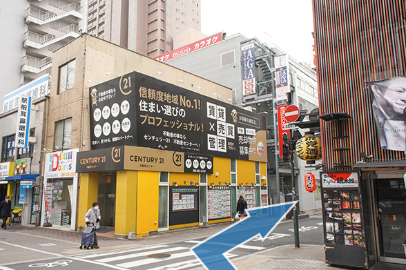 桃太郎大通りの横断歩道を渡り、岡山電気軌道「岡山駅前駅」を過ぎた左手1FにJTBの入ったビルがあります。その8Fが当院です。