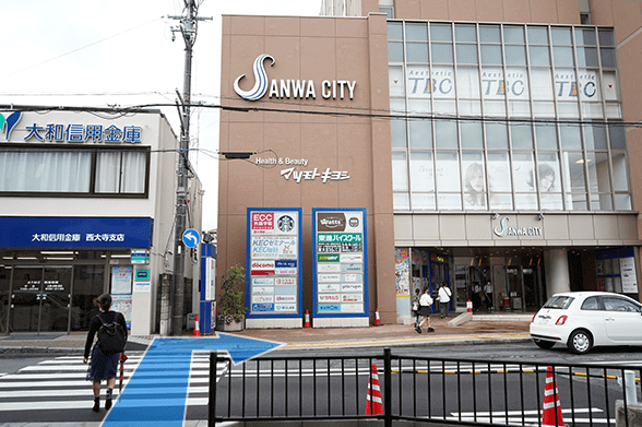 近鉄「大和西大寺駅」北口を出て、目の前の横断歩道を渡り右折します。