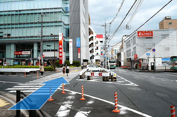 そのまま直進します。