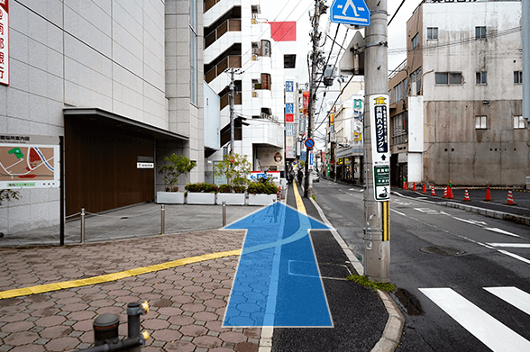 南都銀行を通り過ぎます。