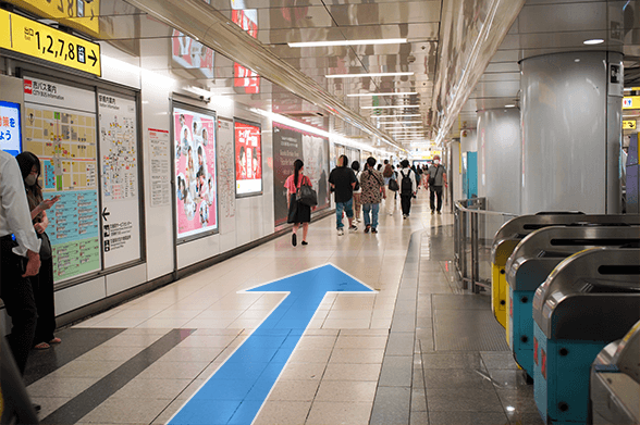 地下鉄「栄駅」西改札を出て、7番出口に向かいます。