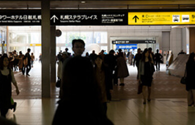 南口から駅を出ます。