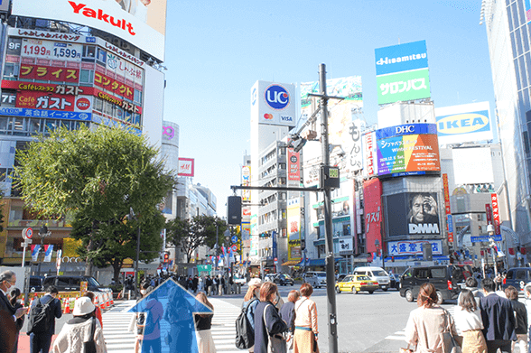 各線「渋谷駅」からスクランブル交差点へ向かい、道玄坂方面へ信号を渡ります。