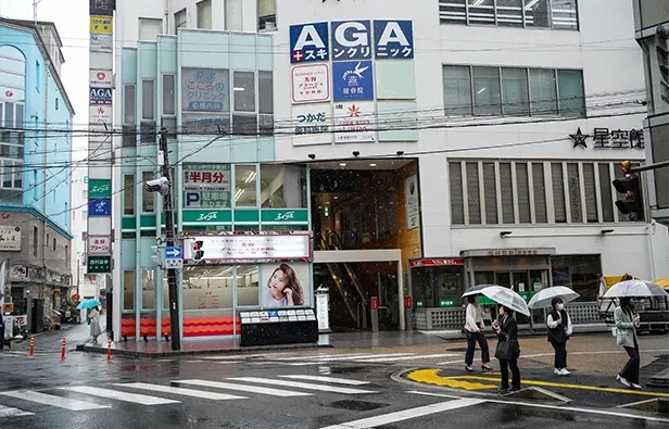 信号を渡った左手にあるビルの3Fに当院があります。
エレベーターで3Fまでお越しください。