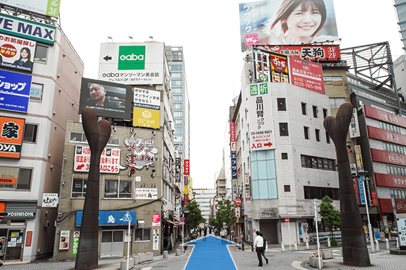 広場を真っ直ぐ進み、正面の道に入り道なりに進みます。