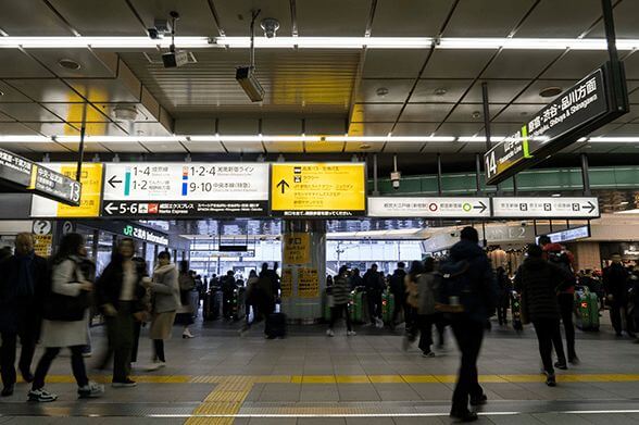 JR「新宿駅」南口を出ます。